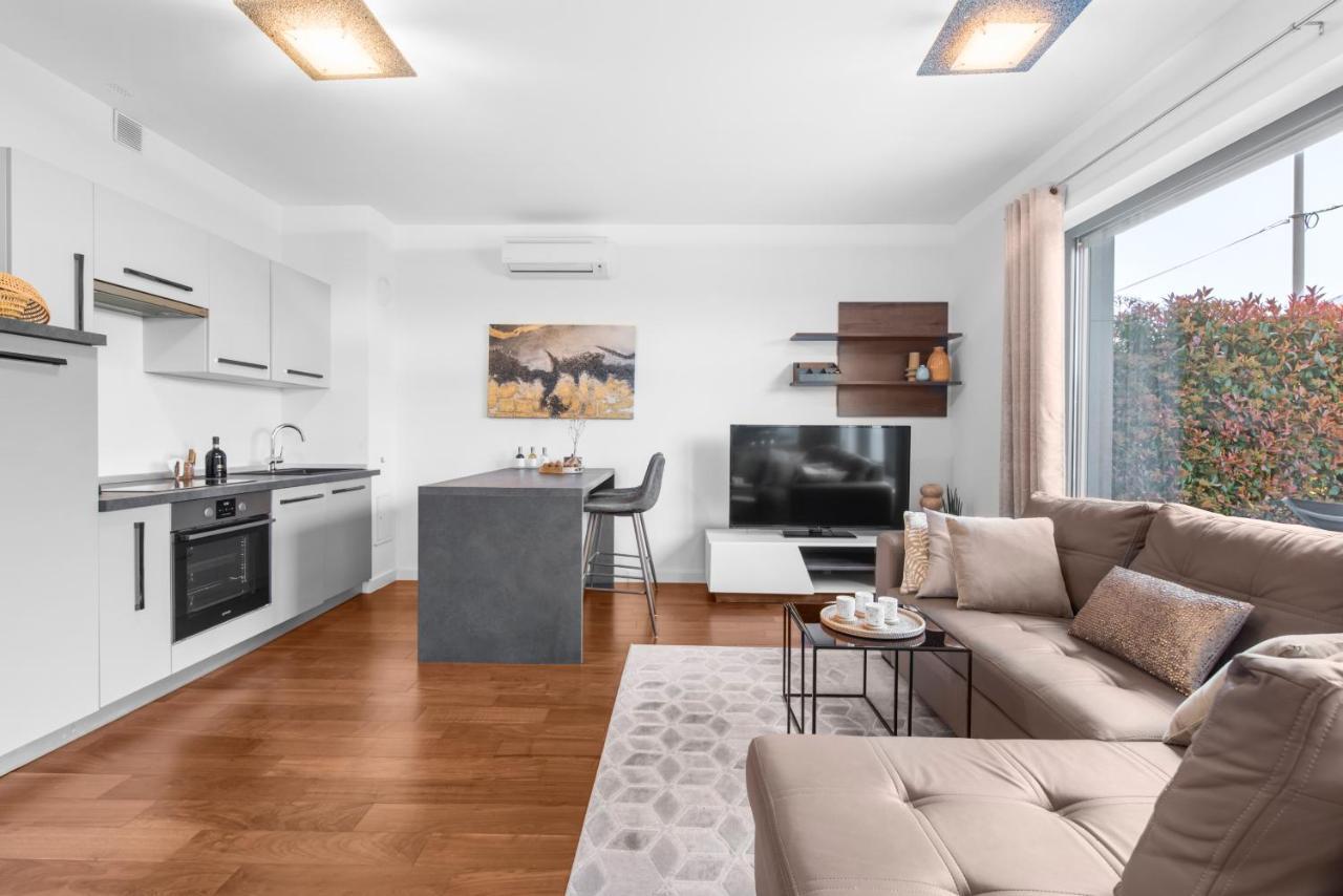 Luxury New Apartment With Private Garden Near The Beach! Poreč Extérieur photo
