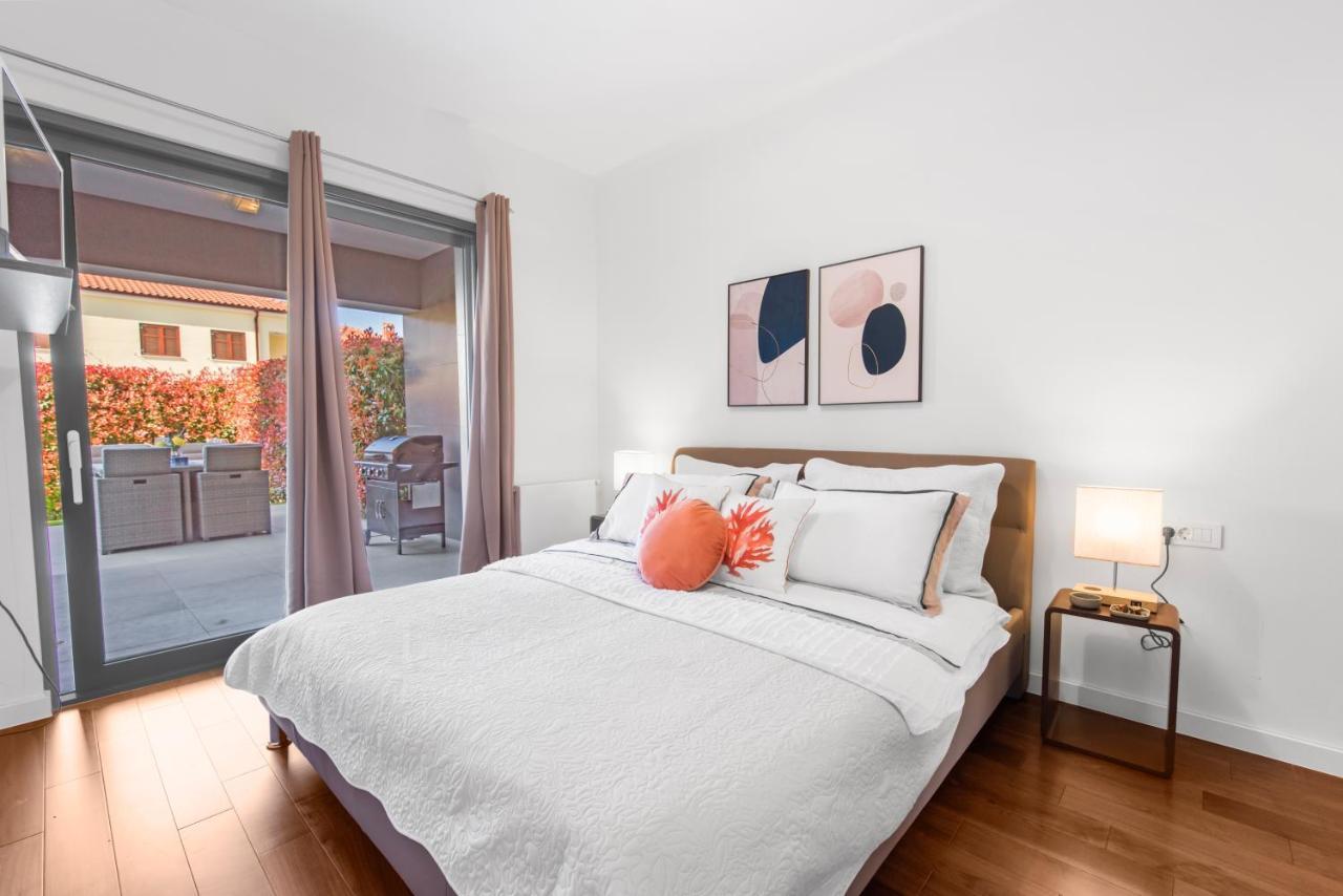 Luxury New Apartment With Private Garden Near The Beach! Poreč Extérieur photo